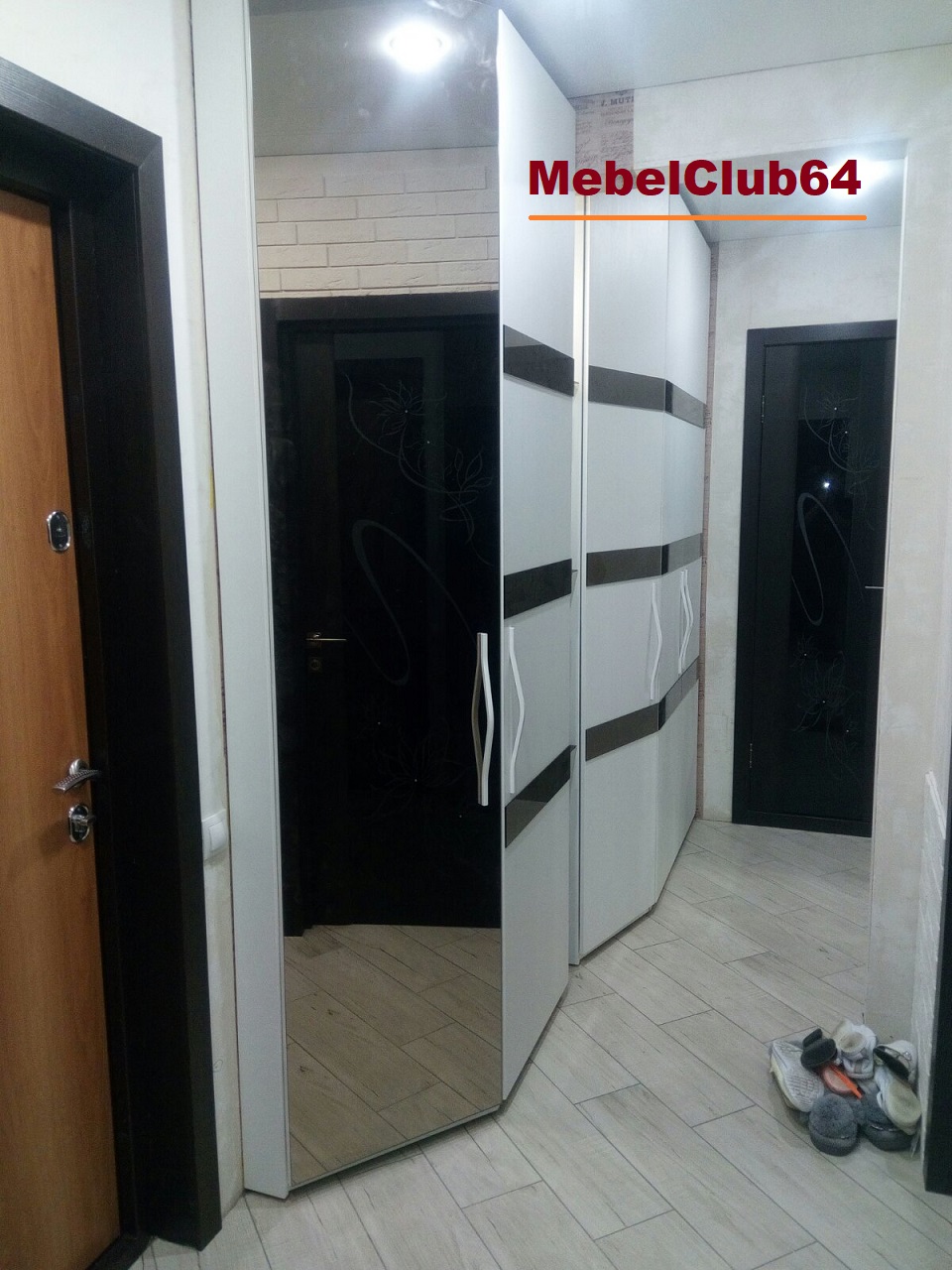 картинка 2 Распашных шкафа со стеклянными полками между ними (Заказ № 121 от 23.08.20) от сети мебельных салонов MebelClub
